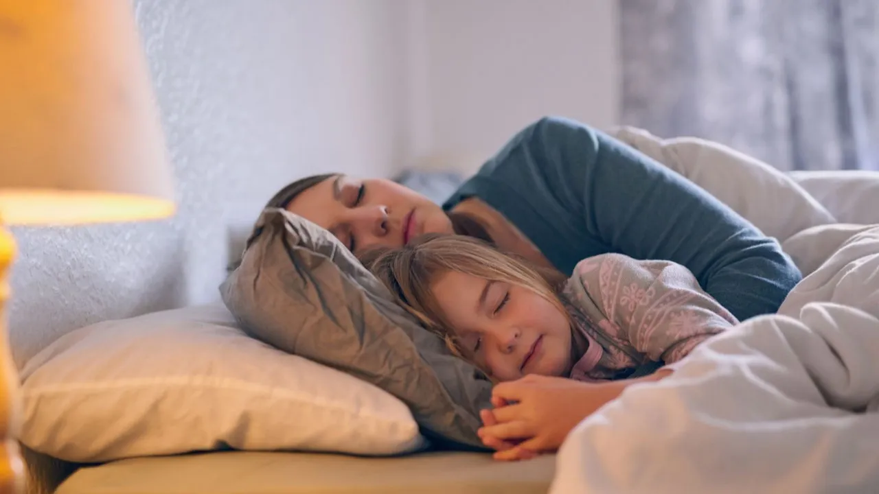 Anne - baba ile uyuyan çocuk nasıl vazgeçirilir? İşte 8 önlem!