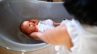 Bebek ilk ne zaman ve ne sıklıkla yıkanır? Yeni doğan banyosunda malzemeler, su ve oda sıcaklığı ile diğer gerekli şeyler