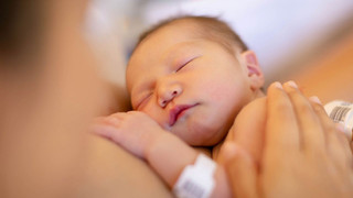 Yenidoğan bebek nerede ve nasıl uyumalı? Sağlıklı bir uyku için nelere dikkat edilmeli?