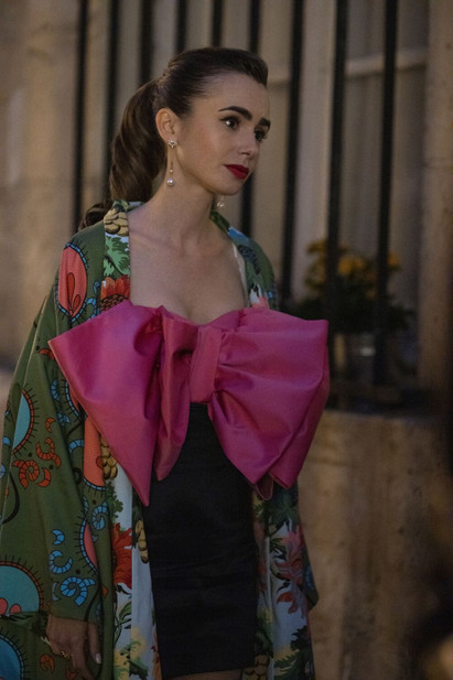 Emily in Paris'in 2. sezonundan göze çarpan kombinleri - Resim : 4