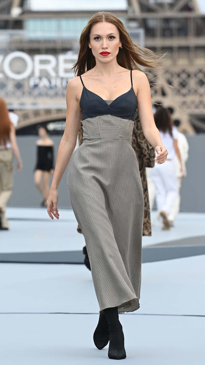 Duygu Özaslan, Paris Fashion Week 'Le Défilé' podyumunda - Resim : 4