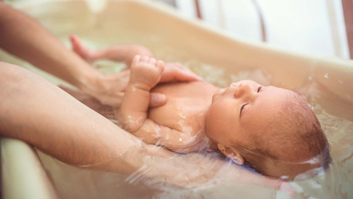 Bebek ilk ne zaman ve ne sıklıkla yıkanır? Yeni doğan banyosunda malzemeler, su ve oda sıcaklığı ile diğer gerekli şeyler - Resim : 1