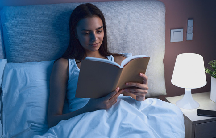Uyku uzmanlarına göre yatmadan önce kitap okumaya başlamak için 3 neden - Resim : 1