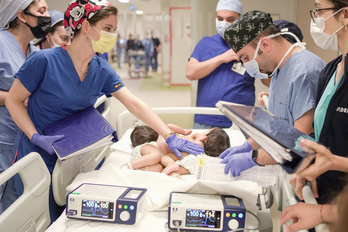 Cezayir’de yapışık ikiz olarak doğan kız bebekler 9 saat  süren ameliyatla ayrıldılar - Resim : 3