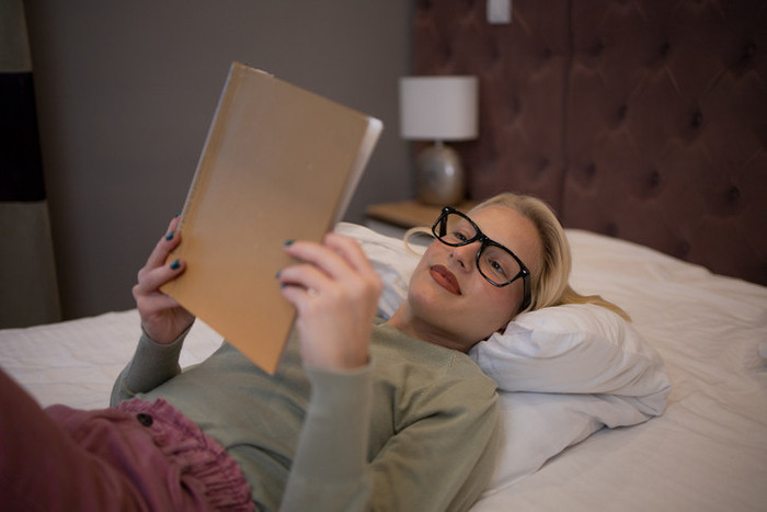 Uyku uzmanlarına göre yatmadan önce kitap okumaya başlamak için 3 neden - Resim : 2
