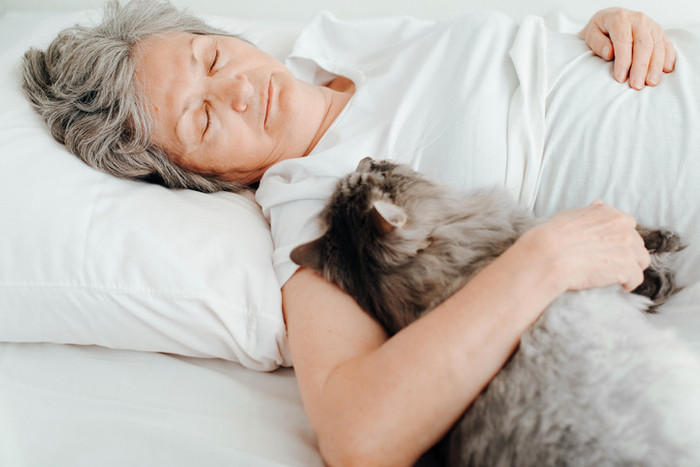 Kedi ya da köpeğinizle mi uyuyorsunuz? Evcil hayvanla yatakta beraber uyumak zararlı mı? Uzmanlar anlatıyor - Resim : 2