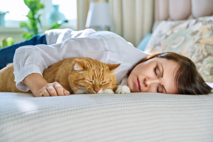 Kedi ya da köpeğinizle mi uyuyorsunuz? Evcil hayvanla yatakta beraber uyumak zararlı mı? Uzmanlar anlatıyor - Resim : 3