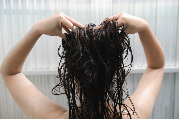 Uzmanlar saç derisine peeling yapılmasını öneriyor! İşte faydaları - Resim : 1