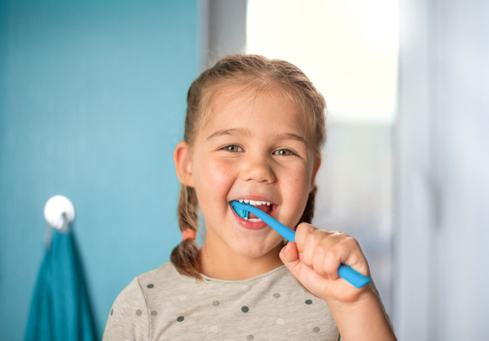 Çocuklarda dişler fırçalamaya ilk ne zaman başlanmalı? Diş çürümesinde alınacak önlemler neler? - Resim : 1
