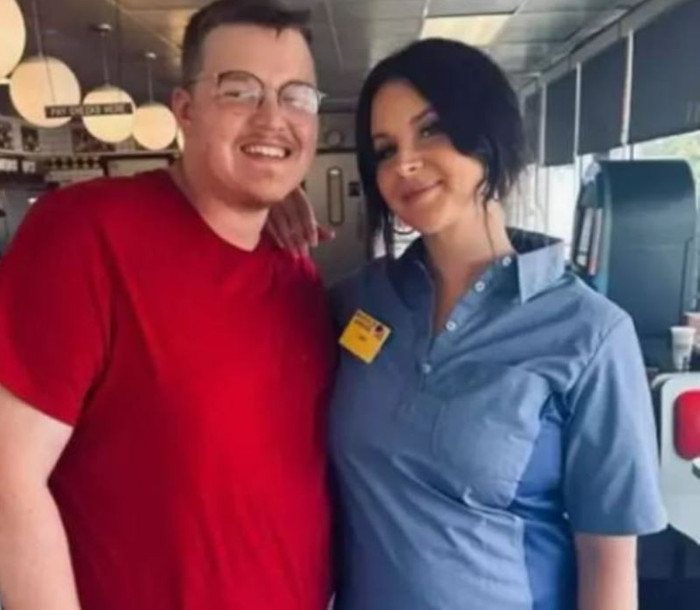 Dünyaca ünlü yıldız Lana Del Rey, waffle dükkanında çalışırken görüntülendi - Resim : 1