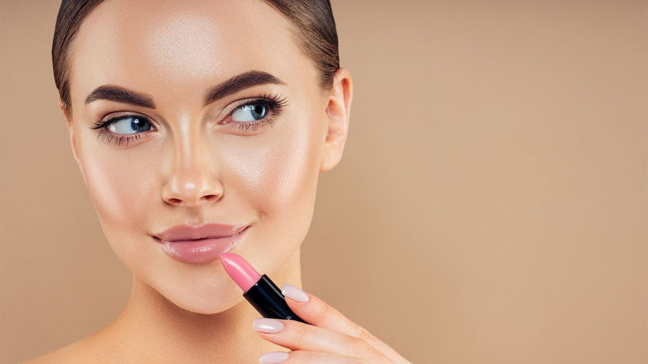 Dudaklar neden çatlar? Dudakları yumuşacık yapan en iyi 15 lip balm