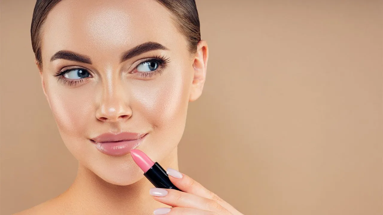 Dudaklar neden çatlar? Dudakları yumuşacık yapan en iyi 15 lip balm