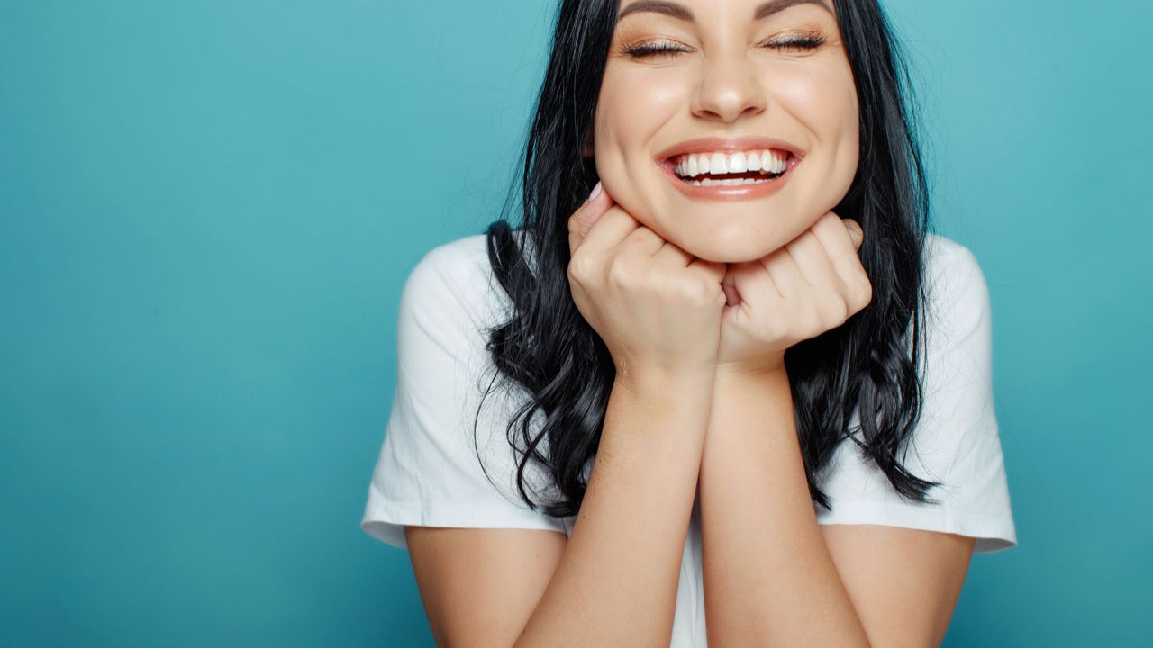 İnanılmaz mutlu olmanın bilimsel olarak kanıtlanmış 10 yolu