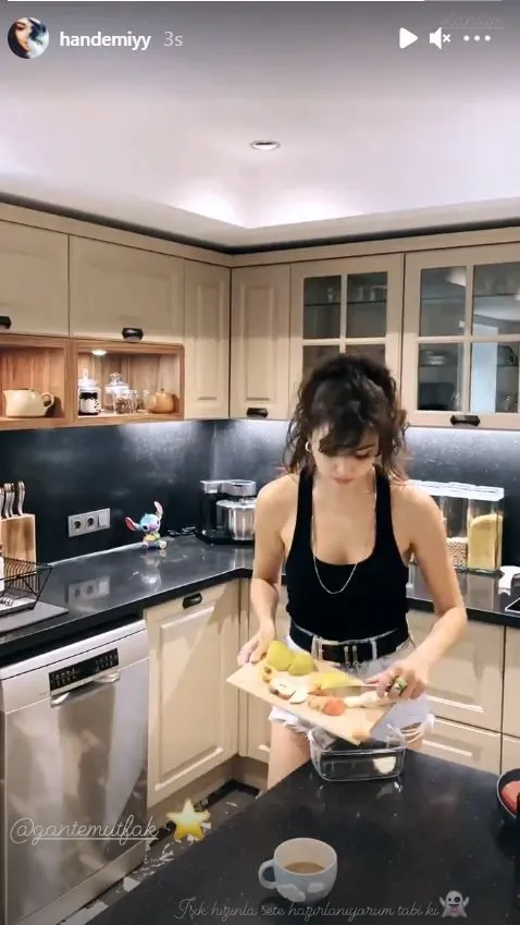 Hande Erçel mutfakta