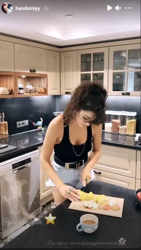 Hande Erçel mutfakta