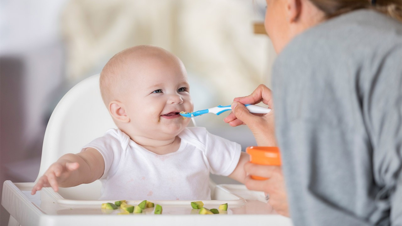 Ek gıdaya geçince bebeklere hangi yiyecekler verilmeli? 8 öneri