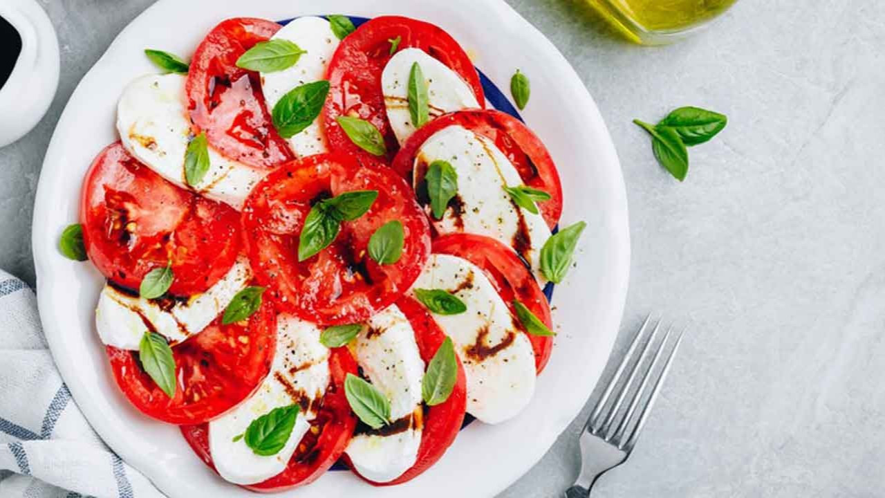 Caprese salatası tarifi nasıl yapılır? Lezzetli bir İtalyan tarifi...