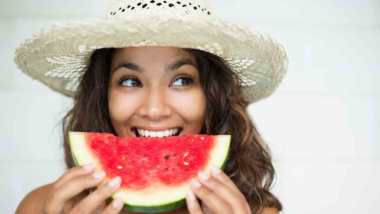 Yaz aylarının favori meyvesi karpuz kilo aldırır mı?