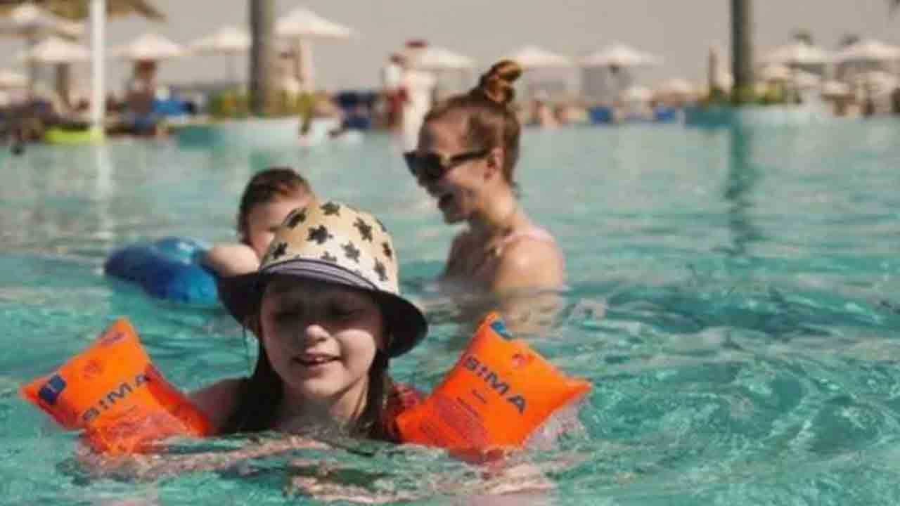 Meryem Uzerli kızlarıyla Dubai'de tatilde! Eğlenceli anları sosyal meydadan paylaştı