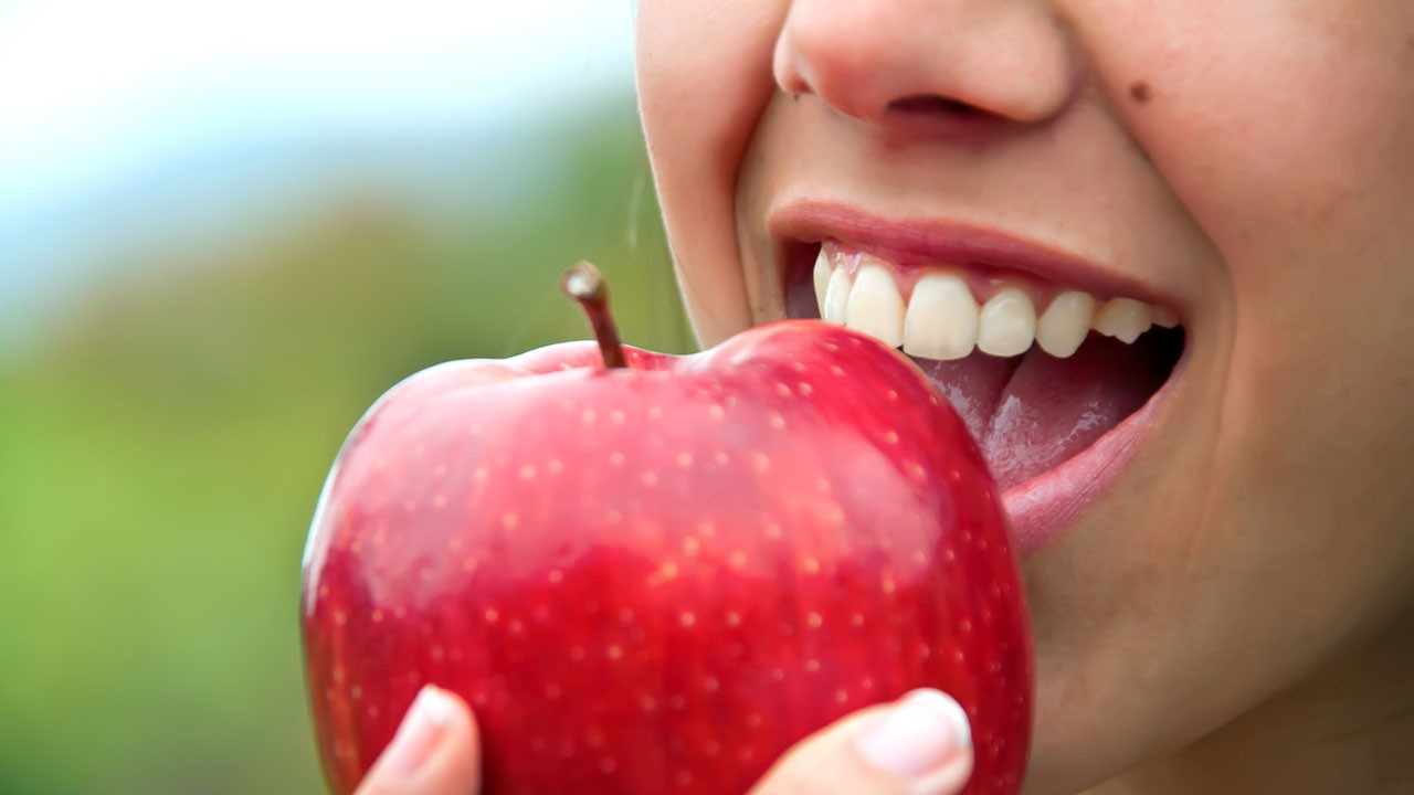 Elma kaç kalori? Kilo aldırır mı? Diyette elma yenir mi?