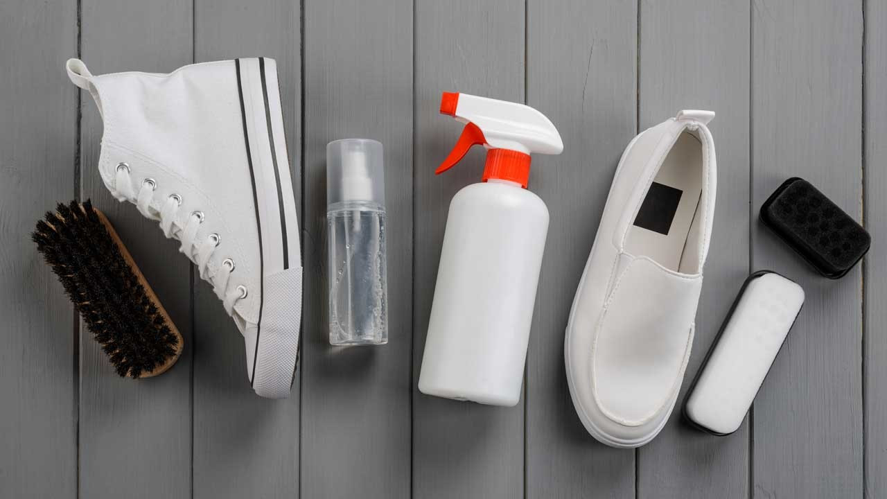 Beyaz spor ayakkabılar nasıl temizlenir?