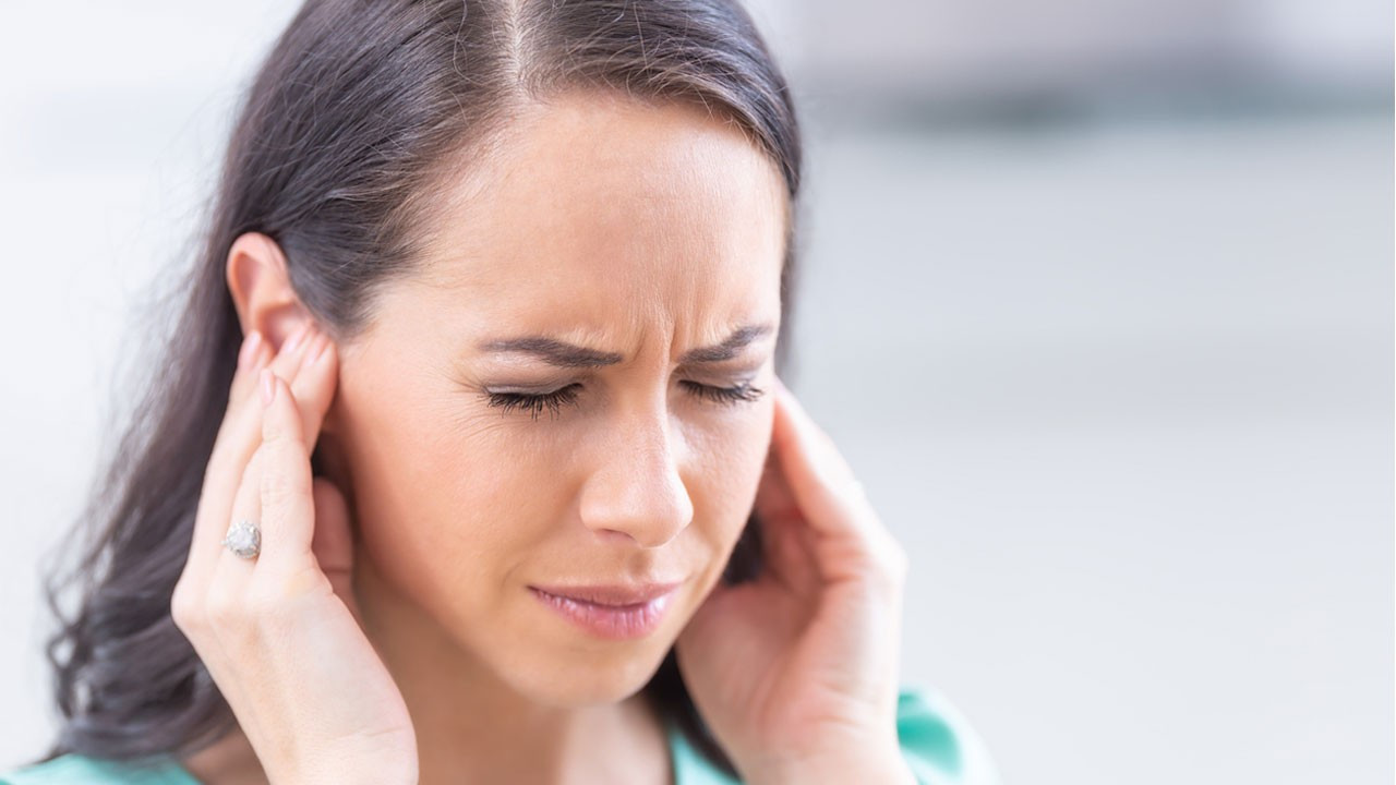 Kulak tıkanıklığı nasıl geçer? Neden olur?  Kulağa su kaçması tıkanıklık yapar mı? 6 soruda anlattık