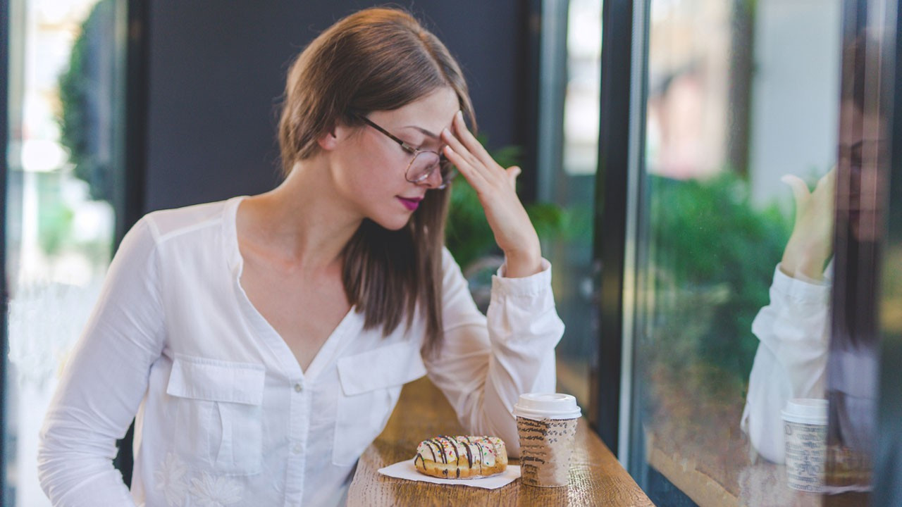 Migreni en çok hangi gıdalar tetikler? Sigara migrene sebep olur mu? İşte migren ve gıda ilişkisi
