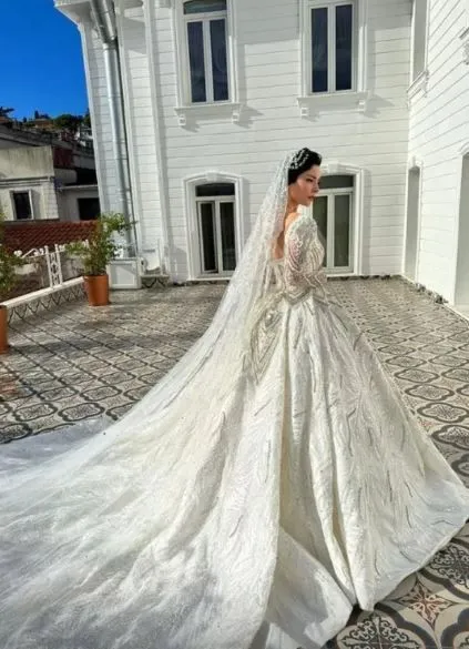 Merve Boluğur'un düğününden ayrıntılar! İşte Merve Boluğur'un gelinliği ve yorumlar
