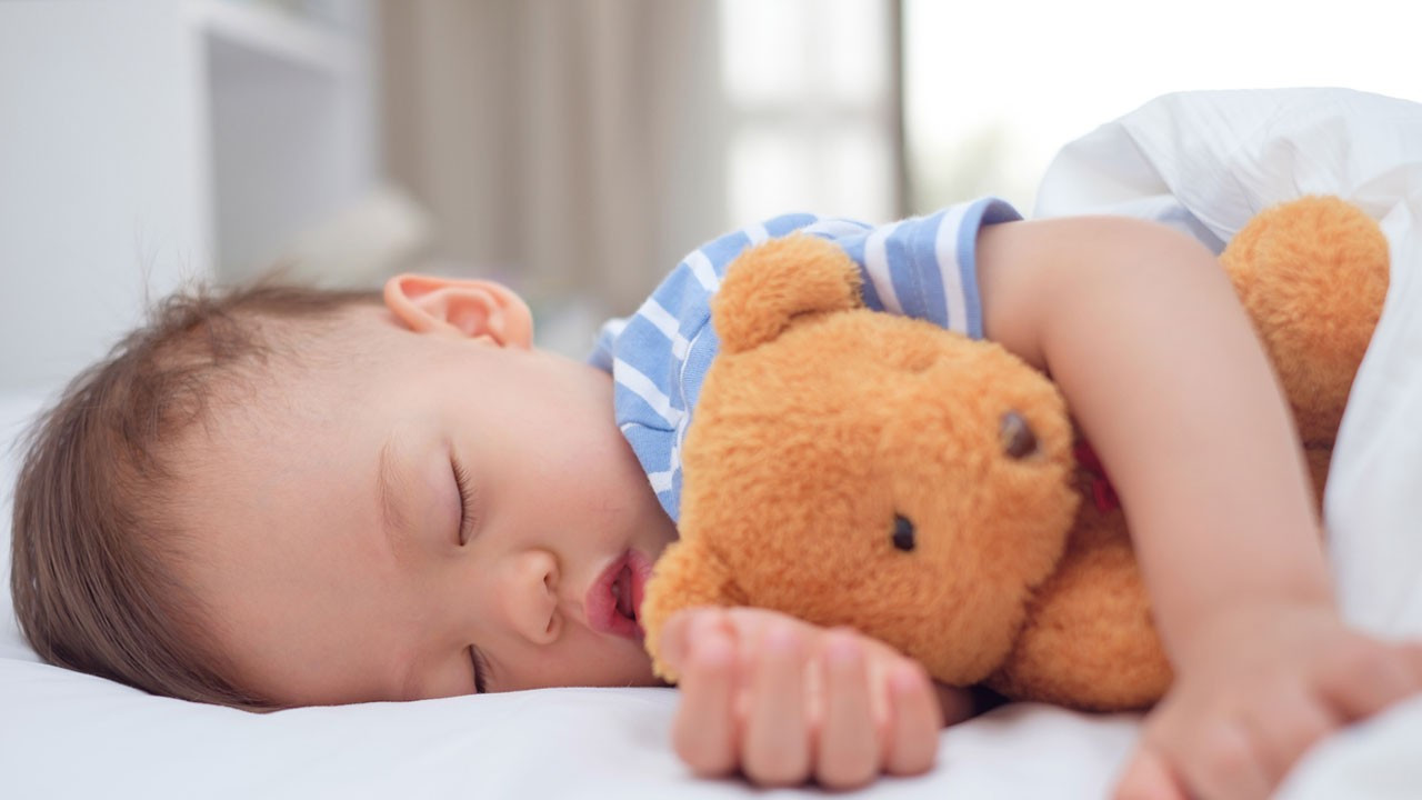 Bebeklerin uyku saatleri nasıl düzenlenmeli?
