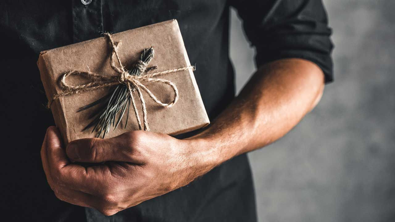 Erkekler için yılbaşı hediye önerileri: Eşe, sevgiliye, arkadaşa, babaya hediye