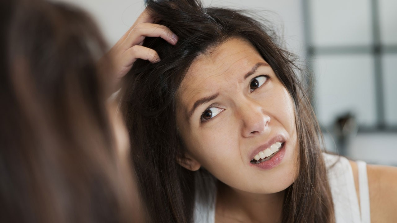 Saçınızın hasar gördüğünü gösteren 8 belirti