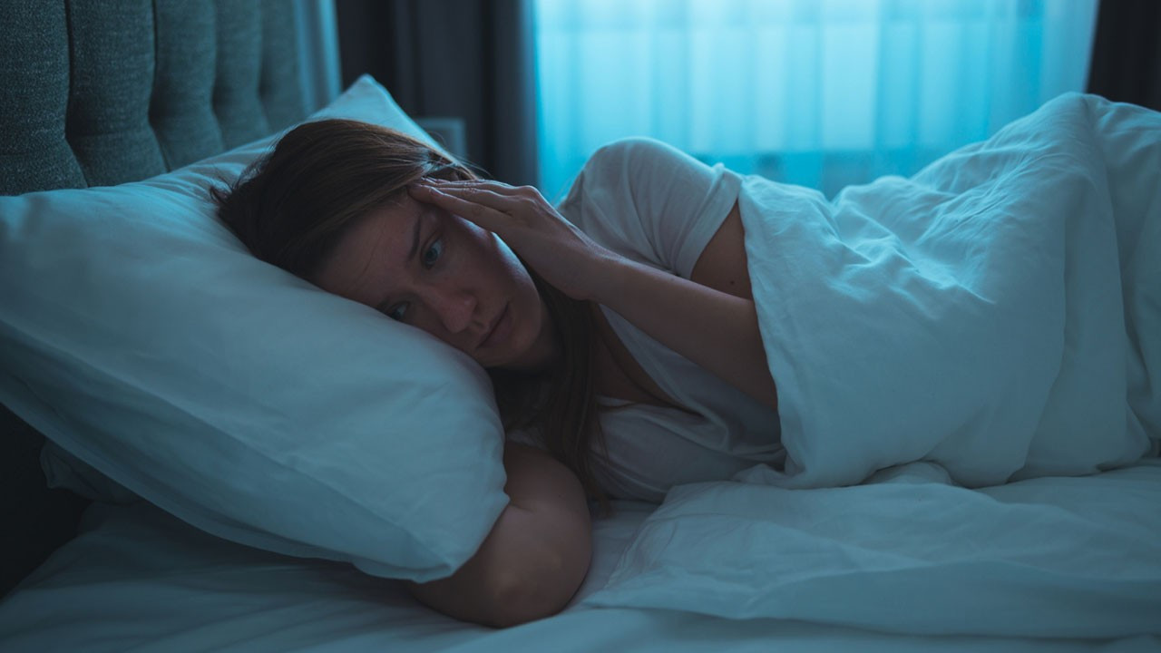 Çok yorgun olmanıza rağmen uyuyamamanızın 8 olası nedeni