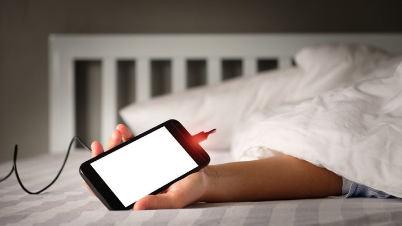 Uyurken neden İphone'unuzu şarj etmemelisiniz?