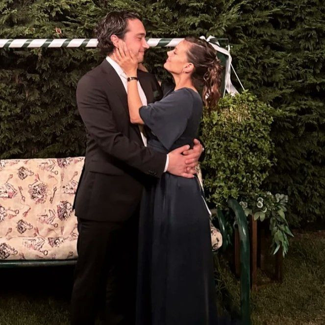 Leyla Tanlar ile Burak Dakak nişanlandı: Bir set aşkı daha gerçek oluyor
