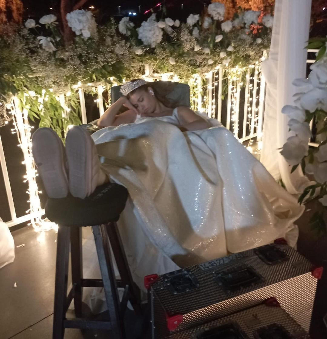 Afra Saraçoğlu setten gelinlikli fotoğraflarını paylaştı