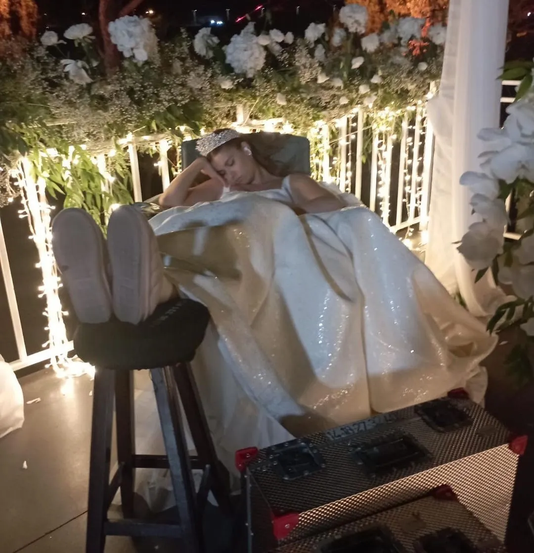 Afra Saraçoğlu setten gelinlikli fotoğraflarını paylaştı