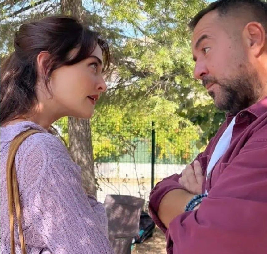 Ünlü oyuncu Şener Şen'den Esra Bilgiç ve Ata Demirer’e sürpriz set ziyareti