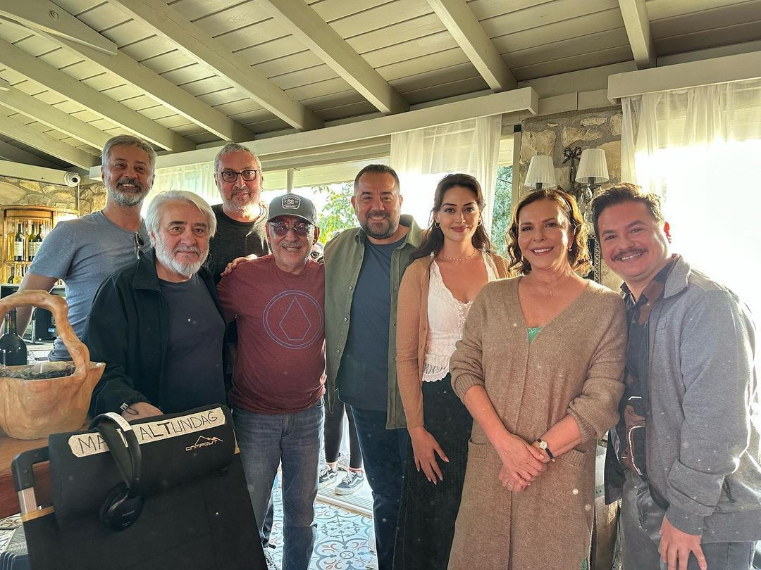 Ünlü oyuncu Şener Şen'den Esra Bilgiç ve Ata Demirer’e sürpriz set ziyareti