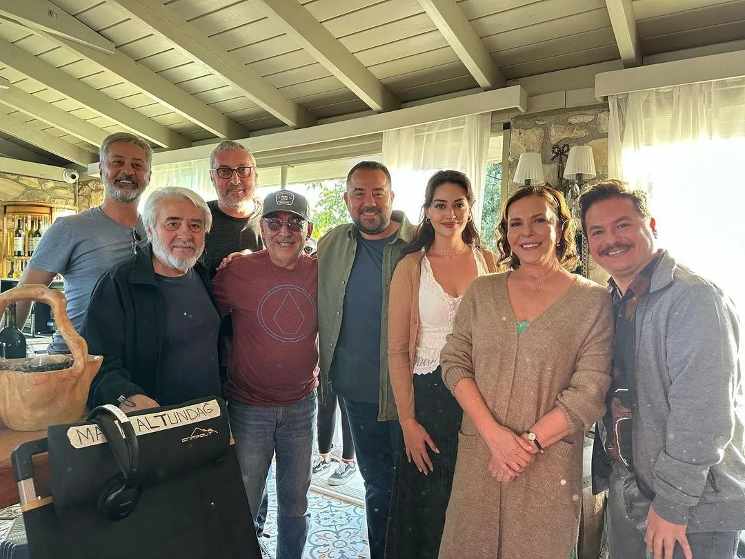 Ünlü oyuncu Şener Şen'den Esra Bilgiç ve Ata Demirer’e sürpriz set ziyareti