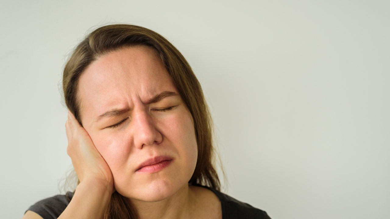 Dış kulak iltihabı belirtileri neler? Neden olur?