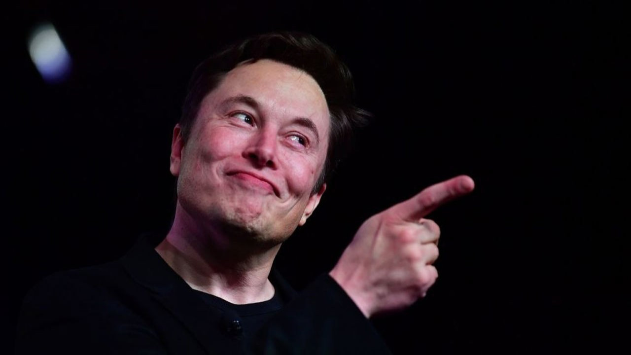 Elon Musk, Twitter'ın logosunu "X" ile değiştireceğini duyurdu