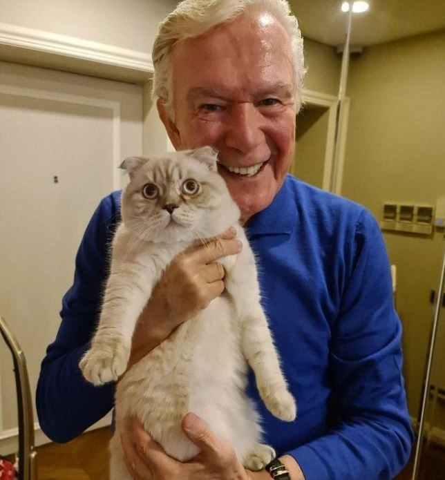 80 yaşındaki Uğur Dündar sağlıklı kalmasının sırrını açıkladı: Ekmek banıp yiyorum