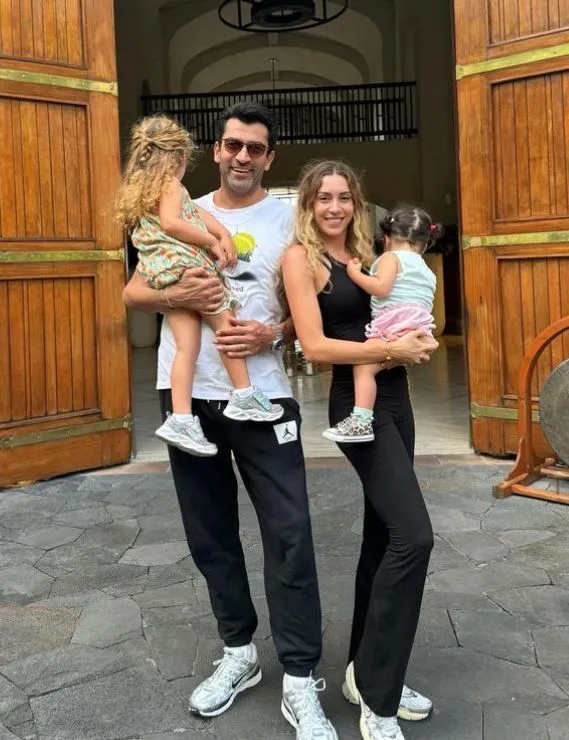 Eşi ve kızlarıyla Mauritius tatiline giden Sinem Kobal'dan yeni kareler