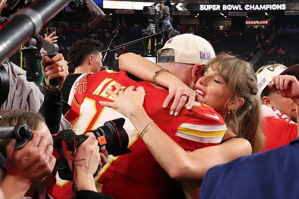 Super Bowl'da aşk! Taylor Swift sevgilisi Travis Kelce'i öpücüklere boğdu
