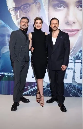 Bergüzar Korel'in yeni dizisi 'Düğüm'ün galası yapıldı! Korel'in tarzı galaya damga vurdu