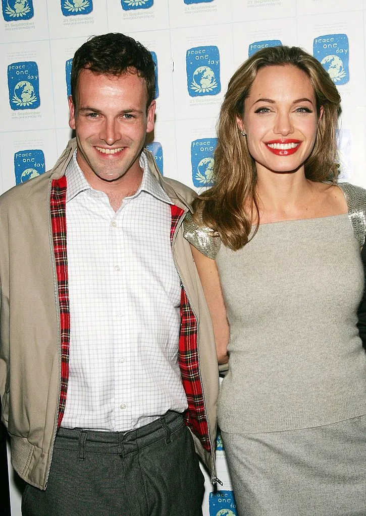 Angelina Jolie'nin ilk eşi Jonny Lee Miller'dan enteresan itiraflar: Ben ve Angelina otel odasında bir akşamı bıçak fırlatarak geçirirdik
