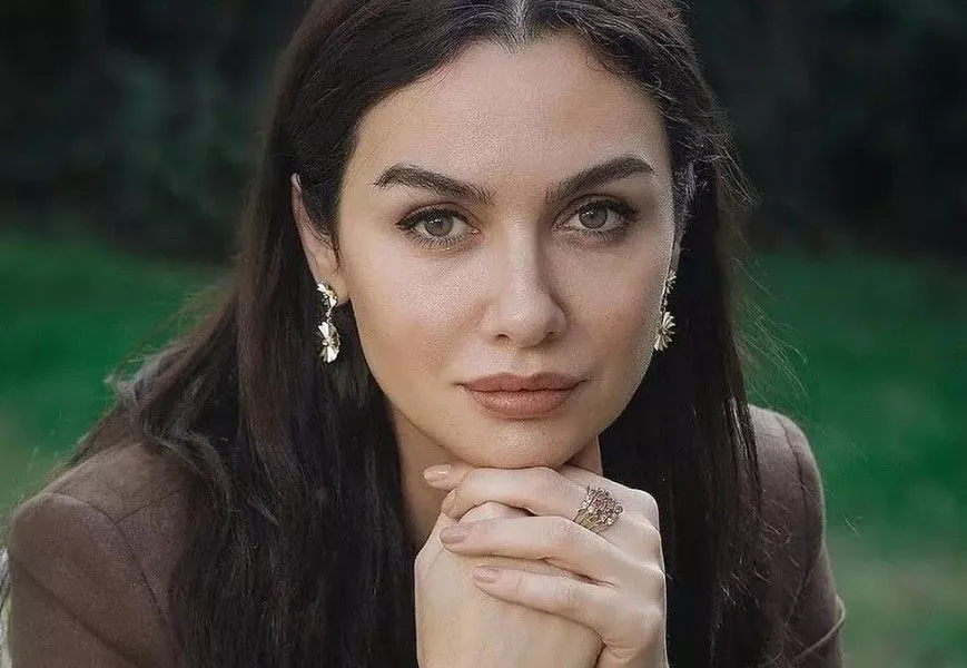 Birce Akalay'dan Hakan Kurtaş ile aşk yanıtı: Gülüyorum yetmez mi?