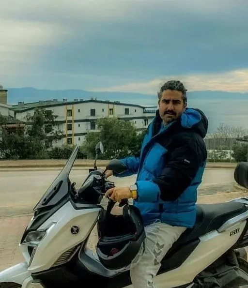 Seksenler dizisinin yıldızı Efe Deprem, motosiklet kazasında hayatını kaybetti