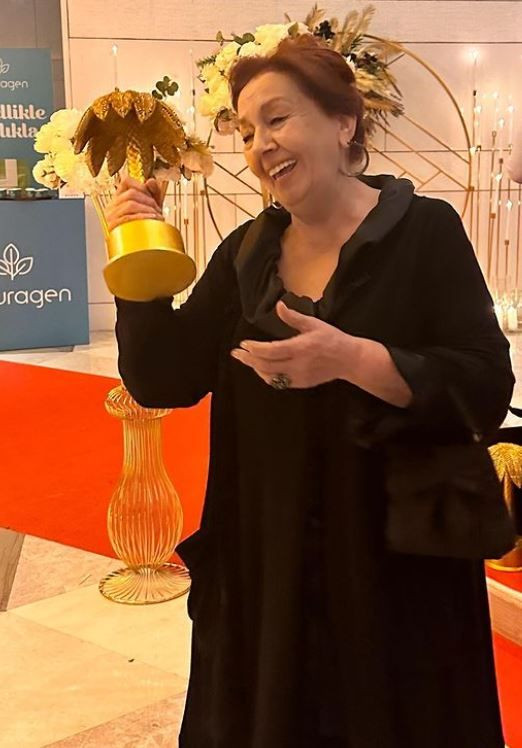Yaprak Dökümü'nün Hayriye'si Güven Hokna'dan yeni imaj