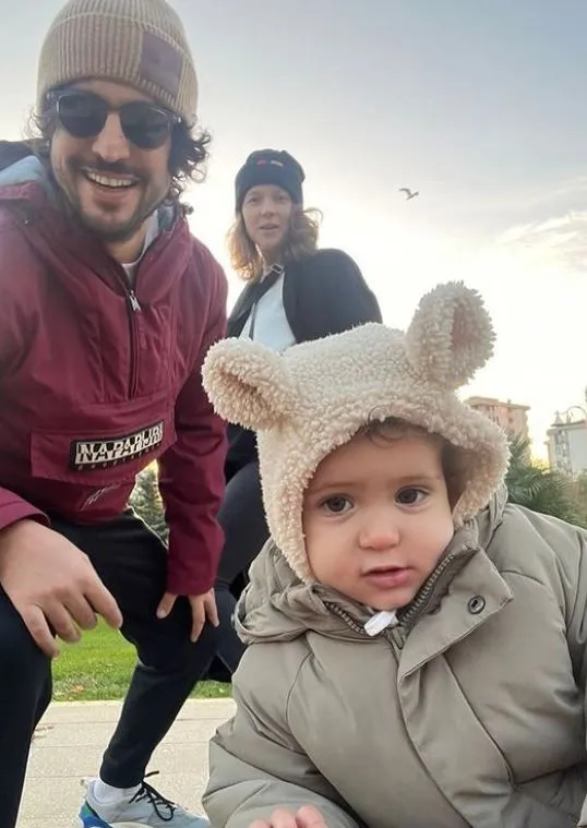 İkinci çocuklarını kucaklarına almaya hazırlanan Taner Ölmez ve Ece Çeşmioğlu'ndan yeni poz